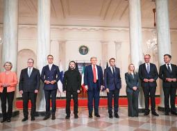 EK prezidente Urzula fon der Leiena (no kreisās), Lielbritānijas premjerministrs Kīrs Stārmers, Somijas prezidents Aleksanders Stubs, Ukrainas prezidents Volodimirs Zelenskis, ASV prezidents Donalds Tramps, Francijas prezidents Emanuels Makrons, Itālijas premjerministre Džordža Meloni, Vācijas kanclers Frīdrihs Mercs un 
NATO ģenerālsekretārs Marks Rute pirms sarunām Baltajā namā 18. augustā.