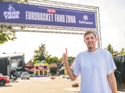 Rihards Ozolnieks ir liepājnieks, bet tagad dzīvo Rīgā. Tāpēc viena Fanotavas norises vieta izvēlēta Liepājā, otra — tuvāk Rīgai, Jelgavā.