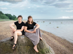 Māsas Ruta un Ance vienā no Latvijas jūrmalām šovasar. Lai gan seksuālas izmantošanas lietas izskata slēgtās tiesu sēdēs cietušo aizsardzības nolūkā, viņas no anonimitātes atteicās.