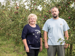 Pienjāņu saimnieks Mārtiņš Knipšis un saimniecības galvenā agronome un ābeļdārza dvēsele Inese Skrēbena.