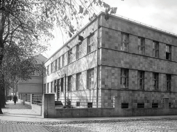Roche Rīgas filiāle (1933). Ēkas fasāde no Palīdzības ielas puses. Arhitekts Aleksandrs Klinklāvs. Foto — Roberts Johansons (1935)