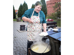 Ziru Sēņu festivāla organizatore, sirds un dvēsele Līga Jēka un lielais sēņu zupas katls.