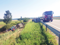 Autobuss ar vairāk nekā 45 pasažieriem avarēja taisnā ceļa posmā netālu no Smiltenes. Pēc riteņu nospiedumiem zālē var spriest, ka 74 gadus vecais šoferis, visticamāk, aizmidzis pie stūres. Aculiecinieka foto