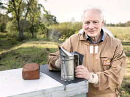 Bites palīdz dzīvot līdzi dabas ritmiem. «Uztraucos, vai ziemā bites izdzīvos vai ne, vai bitītes skaisti dziedās Ziemassvētkos. Gaidu pavasari, kad viņas izlidos…»