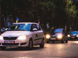 Pirmdien uz Ukrainu devās Latvijas Valsts policijas un partneru atbalsta konvojs ar 32 transportlīdzekļiem, laivu un bērniem sarūpētām dāvanām