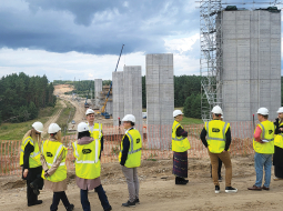 Žurnālisti apskata jaunā tilta pār Neres upi balstus netālu no Kauņas