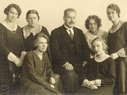 LU Filoloģijas un filozofijas fakultātes studentes un profesors Ernests Blese. Nezināma autora foto