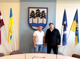 Ukrainis Serhijs Šakuns soctīklos publicējis foto ar viesošanos Ogres domē 25. augustā. Tieši šajā dienā Egils Helmanis izņēma slimības lapu