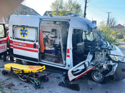 Īpaša ANO cilvēktiesību komisija atzinusi, ka Krievijas armija pastrādājusi kara noziegumus un noziegumus pret cilvēci, apzināti uzbrūkot civiliedzīvotājiem Ukrainas dienvidu pilsētā Hersonā — pēdējā gada laikā tur nogalināti 200 cilvēku, bet aptuveni 2000 ievainoti, jo krievu dronu operatori met granātas uz ietvēm un iekšpagalmos, paši to ciniski saucot par «cilvēku safari». Attēlā: 17. aprīlī krievi nometa dronus uz ātrās palīdzības auto, nogalinot divus mediķus un 80 gadus vecu pacienti.