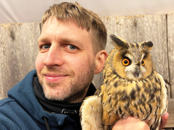 Tās pašas dienas vakarā Atis devās uz Jūrmalciemu, kur pazīstami ornitologi nodarbojās ar putnu, tajā skaitā ausaino pūču, gredzenošanu.