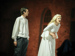 Aktieri Guna Zariņa un Gerds Lapoška muzikālajā izrādē Nazis sirdī iestrēdzis. Publicitātes foto