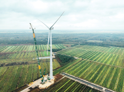 Viena no jaunajām vēja turbīnām Kaigu purvā. Foto — Latvenergo