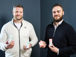 Kaspars Škerba, SIA Geynut īpašnieks (no kreisās), un Toms Pļevoks, uzņēmuma direktors.