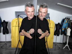 Vairākus mēnešus pēc 2022. gada februāra mode Viktoram Aņisimovam šķita nesvarīga, taču, kad ukraiņi pamazām pierada pie dzīves kara apstākļos, Aņisimovs atsāka skicēt jaunas idejas. Foto — The New York Times 