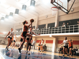 Dzidras Uztupes-Karamiševas lomā aktrise Agnese Budovska (priekšplānā). Publicitātes foto