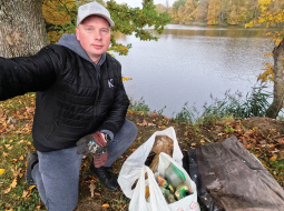 «Par paveikto pastāstu arī soctīklos, lai cilvēki padomātu un iemestu savus atkritumus konteinerā, nevis atstātu mežā uz takas,» saka Māris Strautnieks.