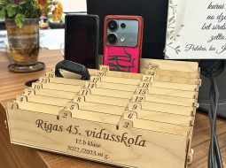 «Telefonu viesnīca» Rīgas 45. vidusskolas direktores kabinetā, kurā nonāk to skolēnu telefoni, kuri pārkāpj aizliegumu vai lieto viedierīces stundas laikā