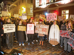 Rute Marta Jansone ir grāmatu māksliniece, bet latviešu kolektīvajā atmiņā viņa tagad ir tautumeita baltā villainē ar zilu aci. «Doties uz protestu bija pašsaprotami — ja tavi pamati tiek apdraudēti, tev ir jāstājas apdraudējumam pretī»
