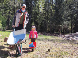 Miks māju būvēja kopā ar tēti un dažu profesionāļu īslaicīgu palīdzību, bet palīdzīgu roku sniedza arī vecākā meitiņa Alise un sieva Elīna.