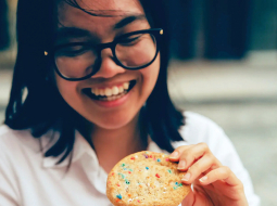 Naomi Baralesa (25) vismaz trīs reizes nedēļā sevi palutina ar vegāniskiem cepumiem un modīgo zeltera dzērienu.