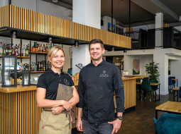 Teikas saimnieki, tāpat kā uzņēmējdarbības ceļa sākumā, strādā vienkāršu darbu. Edgars ir šefpavārs, bet Beatrise apkalpo viesus un reizēm ar savām valodas zināšanām pārsteidz spāņu tūristus. «Nebiju gaidījusi, ka šeit būs tik daudz.»