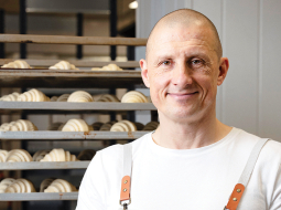 Krīze devusi arī savu labumu — Jānim Bērziņam beidzot bija laiks apstāties un mierīgi padomāt. «Uzdevu sev jautājumu, kas man patīk, kas izdodas un kas no tā noder citiem cilvēkiem.»