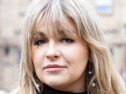 Nikola par vardarbību: «Tu zini, ka kaut kas nav normāli. Bet tu mīli. Tu dzīvo nākotnē, kur viss būs labi. Un tajā pašā laikā — tev liekas, ka neko labāku neesi pelnījusi.»