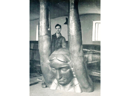 Brīvības tēls tika kalts zviedru tēlnieka Ragnara Mīrsmēdena darbnīcā Stokholmā. Foto — Latvijas Nacionālās bibliotēkas arhīvs