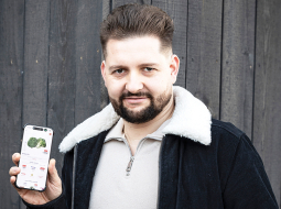 «Neesmu cilvēks, kas meklē iespēju ietaupīt piecus centus. Cenšos atrast īpaši izdevīgu cenu, par kuru preci iegādāties vairumā, lai pietiek ilgākam laikam,» stāsta Arturs Zikovs.