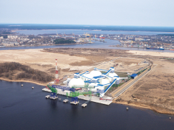 Skats uz Riga Fertilizer Terminal minerālmēslu pārkraušanas termināli Kundziņsalā
