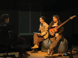 Līga Paegle (no kreisās), Gita Rebeka Adlere un Elza Apine ĢIT iestudējumā Cantus Firmus pārstāv sievietes, kas gatavas būt kopā — maigi un savstarpēji pieņemoši — pat nāves priekšā. Foto — Anna Konovalova