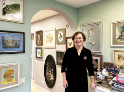 17 gadu laikā māksliniece radījusi gandrīz 120 izšuvumu, vadoties pēc smalki izstrādātām pikseļu un krāsu shēmām.