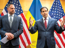 Ukrainas prezidenta administrācijas vadītājs Andrijs Jermaks (pa kreisi) un ASV ārlietu ministrs Marko Rubio sarunās Ženēvā 23. novembrī.