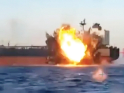 Ukrainas Drošības dienesta izplatītajā video redzams jūras drona trieciens pa vienu no Krievijas ēnu flotes tankkuģiem Melnajā jūrā 29. novembrī.