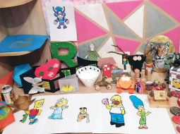 Vecāku ierīkots piemiņas stūrītis ar dēla 
veidotajiem darbiem. «Radošs, gudrs, patika matemātika, prāta spēles, skaisti zīmēja. Multeņu varoņus spēja uzzīmēt tā — kad papīrs ir salikts kopā, izskatās bēdīgs, bet, attaisot vaļā, smaida. Kā tēvam bija patīkami to visu redzēt, kā aug, interesējās par mākslu, dizainu. Viss, kas bija domāts prātam, tur viņš gāja un priecājās, ka viņam izdodas. Tā bija,» atmiņās par traģiski bojāgājušo dēlu dalās Toma tētis.