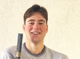 Emīls hokeju spēlē uzbrucēja pozīcijā.