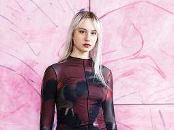 «Man patlaban aktuāla kļuvusi pašai īpaši neiemīļotā neona rozā krāsa, testēju arī gobelēna tehnikas — redzēs, kur tas aizvedīs.»