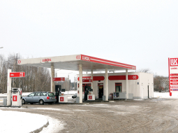 Viena no Lukoil degvielas uzpildes tīkla stacijām Latvijā 2009. gadā. Vēlāk tās tika pārdotas austriešu uzņēmumam, kas tās tagad iznomā Viada Baltija.