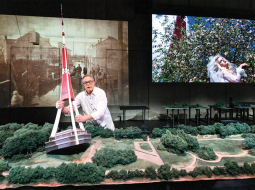 Izrāde atsaucas uz Aivara Freimaņa 1974. gadā iznākušo filmu Ābols upē. Gan filmā, gan izrādē vienu no galvenajām lomām atveido Ivars Kalniņš. Publicitātes foto