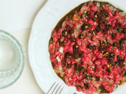 Liellopa tartars ar tomātiem želejā, rupjmaizi un kaņepju sēklu mērci