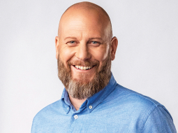 Džeimijs Kuks. Publicitātes foto