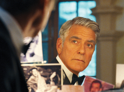 Džordža Klūnija sniegums, nedaudz arī spēlējot sevi, ir ļoti harismātisks. Publicitātes foto