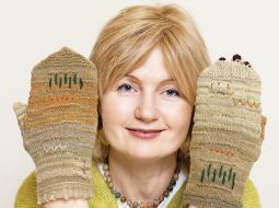 Elīna ar Jettes adītajiem cimdiem Brenča pavasara vēstneši jeb Nodeva modernajai mākslai. Kā impulss kalpojis Rūdolfa Blaumaņa dzejolis Brenča pavasara vēstneši. «Jettes pirmā personālizstāde Rīgā bija Blaumaņa muzejā, un viņa teica: man taču jāiet pie Blaumaņa ar ciemakukuli! Nodeva modernajai mākslai tāpēc, ka tajā laikā parādījās māksla, kas likās pilnīgi aplama.»