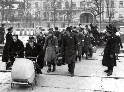 Etnisko vāciešu izraidīšana no Čehoslovākijas. Pie apģērba tiem bija  piestiprināta norāde ar burtu «N», no čehu vārda Němec — ‘vācietis’. 1946. gada janvāris. Foto  —  Čehijas ziņu aģentūra (ČTK)
