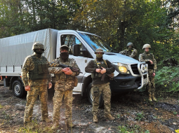 Te iemūžināts brīdis, kad atvestā mašīna un krava atdota tieši ukraiņu vienības rokās. Hlopci mazliet iepozē. Raksta autores foto