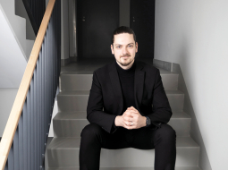 Pirmās palīdzības sniegšanu, tajā skaitā sirds masāžu, Emīls apguva autovadītāju kursos.