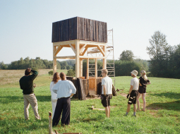 Autoru grupa namiņa būvniecības procesā