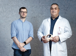 Bērnu slimnīcas Bērnu neiroloģijas un neiroķirurģijas klīnikas vadītājs Dāvis Ozoliņš (pa labi) un medicīnas inženieris Oskars Radziņš no Stomatoloģijas institūta.
Foto — Reinis Hofmanis