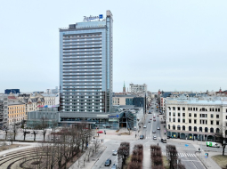 Skats uz viesnīcu "Radisson Blu Latvia" un Brīvības ielu. Foto - Zane Bitere, LETA