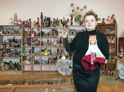 Evitas Zarembas-Krīgeres kolekcijā Viļakā ir lelles no visas pasaules — 43 no Eiropas valstīm, tajā skaitā Sanmarīno un Lihtenšteinas, 37 no Āzijas, 24 no Amerikas, 18 no Āfrikas un divas no Austrālijas un Okeānijas. Visbiežāk izdodas uziet tautumeitas no Spānijas, Grieķijas un Zviedrijas.
Foto — Zane Rinda